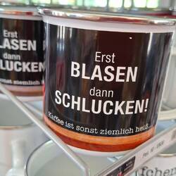 Kaffeetasse an der letzten Raststätte vor Frankreich, wo wir laden.