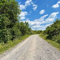Nach Atia führte der Weg relativ lang entlang einer Schotterpiste.