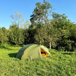 Mein Zelt steht mitten im Dorf und doch im Grünen bei netten Ungaren. 🇭🇺