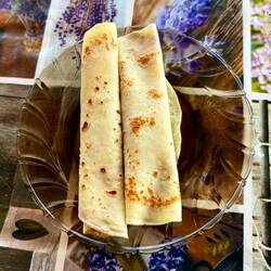 ... wurde mir eine Limo und diese süssen Omeletten offeriert.