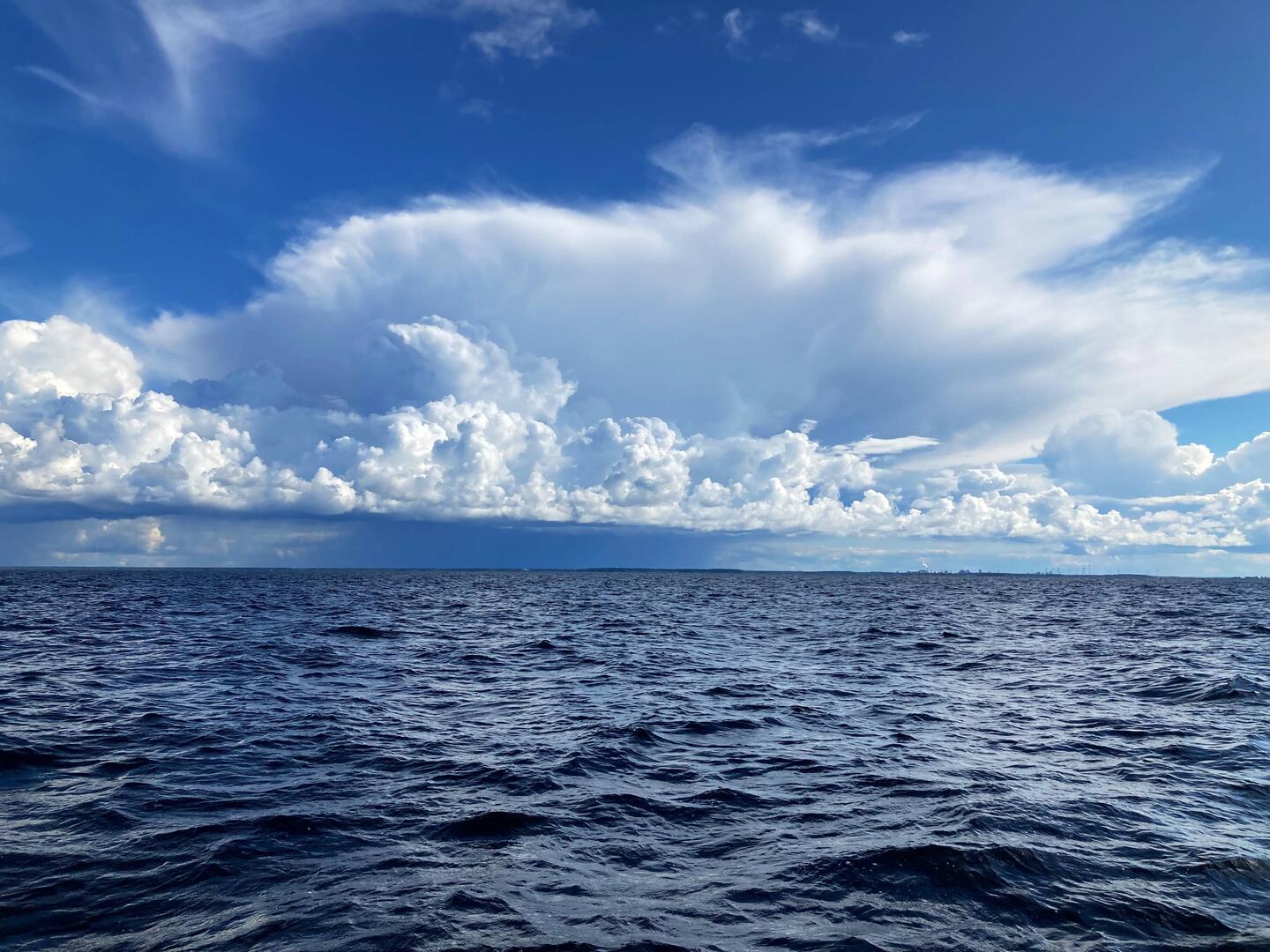 Blick zurück nach Finnland, da baut sich eine mächtige Gewitterwolke auf
