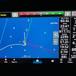 Kreuzen in der Nacht und die beiden Frachschiffe