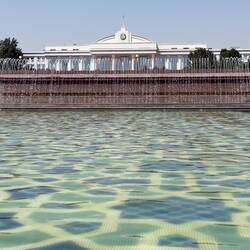 Wasserspiele mit riesigem Pool vor dem Senat (dem Oberhaus)