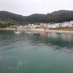 In Porto de Bares teilen sich die Restaurants mit dem Basketballfeld die Fläche