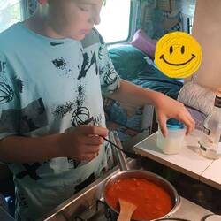 Tomatensoße kocht heute Maximilian