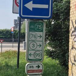 Wir sind an Punkt 75. und da auf der Liste als nächstes 3 angegeben ist, fahren wir rechts!