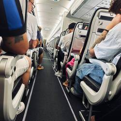 Auch im Flieger hiess es nochmals: Warten