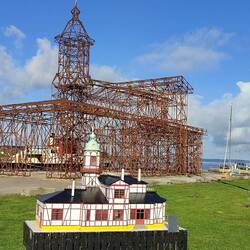 Kunstwerk aus Eisen, die nachgebaute Kirche im Hafen von Stege