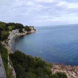 Blick vom Balkon der Kirche auf die Kreidefelsen Stevns Klint