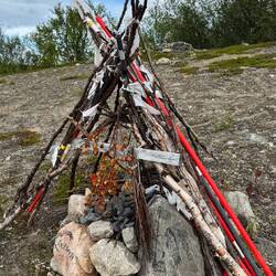 Ein Wegweiser samischer Bauart.