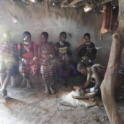 Die Frauen der Datoga bei der Arbeit