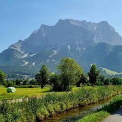 ... und das prächtige Zugspitze Massiv im Rücken.