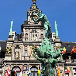 Skulptur vor dem Rathaus