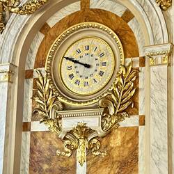 Kostbare Uhr in der Bahnhofshalle