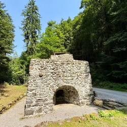 historischer Eisenverhüttungsofen