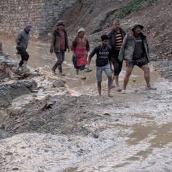 Der Schlamm fließt, vor unserem Hotel gibt es ein Schlupfloch Rtg. Fluß