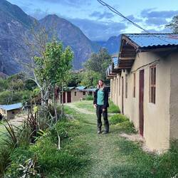 Und schaffen es bis einer Siedlung, wo wir uns eine kleine Hütte nehmen