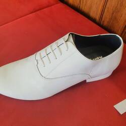 Endlich! Weiße Lederschuhe für Thomas