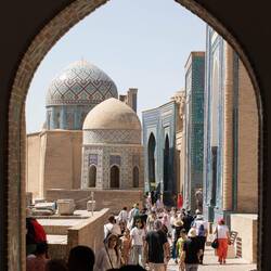 Blick durch das Portal des Tuman-Aka-Komplexes