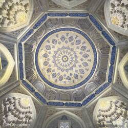 Die filigrane Kuppel im Shirin Beka Oka Mausoleum