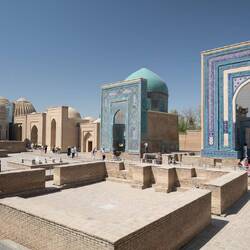 Zahlreiche Mausoleen reihen sich aneinander
