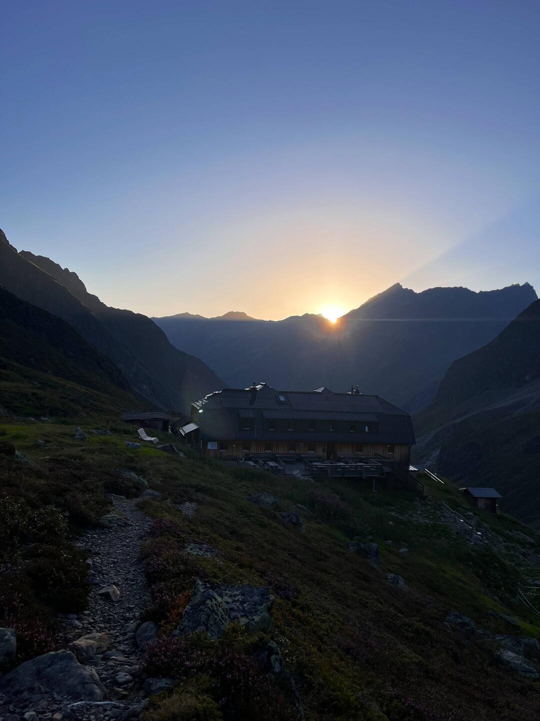 Das Westfalenhaus im Sonnenaufgang