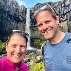 Thorben und ich am Wasserfall während die Kinder basteln