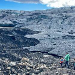 Der Gletscher sieht zwar dreckig aus, besteht aber nur aus Eis und etwas Vulkanstaub oben drauf