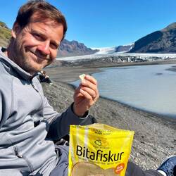 Thorben und Felix schneit der getrocknete Fisch, eine Spezialität in Island...