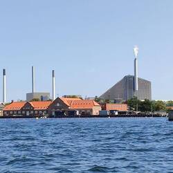 Europas modernste Müllverbrennungsanlage mit einer Skipiste Europas größter Kletterwand, Park, Café