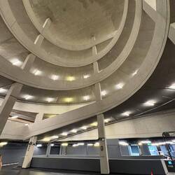 Riesige Parkgarage in Spiralform (für 500 Fahrzeuge)