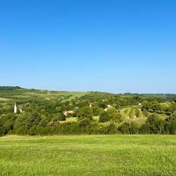 Rückblick auf das verschlafene Dorf Inlăceni.