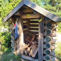 ....und Feuerholz, heute wurde Nachschub geliefert.