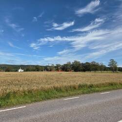Ein letztes Mal Kornfelder, Landstraßen und Höfe - dieses Mal mit coolen Wolken
