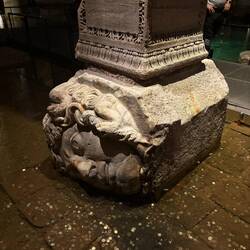 Eine der Medusenköpfe