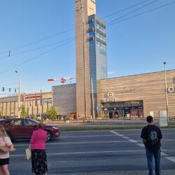 Bahnhof und größtes Einkaufszentrum