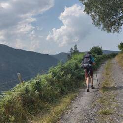 Ça monte tranquillement sur une route qui fut goudronnée