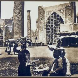 Nicht immer sah der Registan so prachvoll aus: Die Sher-Dor Madrasa in den 1930er Jahren.