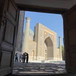 Blick auf die Sherdor-Madrasa