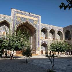 Im Innenhof der Sherdor-Madrasa