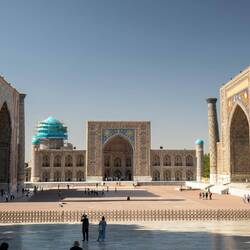 Der Registan am Nachmittag: Ulugh-Beg-Madrasa (links), Tilya-Kori-Madrasa, Sherdor-Madrasa (rechts)