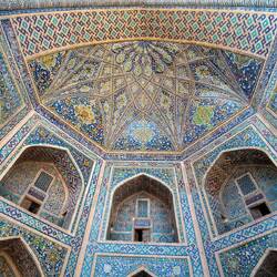 Der Ivan (Überbau) des Eingangsportals der Tilya-Kori-Madrasa