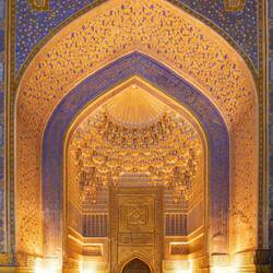 Die Gebetsnische (Mihrab) der Tilya-Kori-Madrasa, die ihren Namen (die goldbedeckte) zurecht trägt