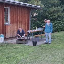 Links Kursleiter Alexander Daniel, Rudi und der "Bärtige Alfred" er ist 75 und schleift das 1.mal