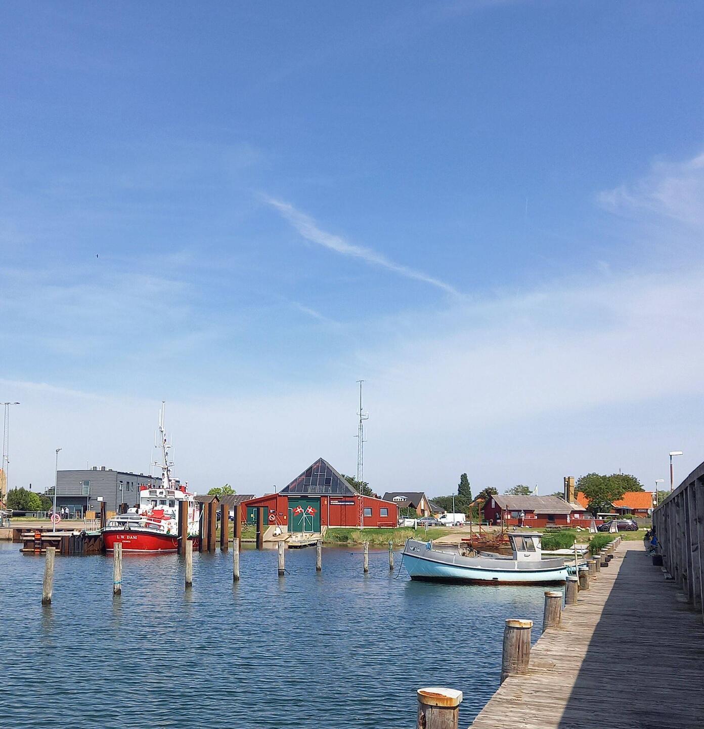 Mittagsrast im Schatten der Holzwand im Hafen von Gedser