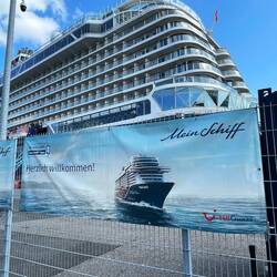 es ist ein sehr großes Schiff
