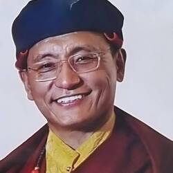 Und Britta hat einen heimlichen Bruder, den Chef des berühmten Hemisklosters!