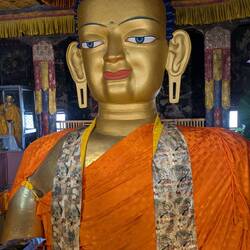 Es gibt noch einen 2ten alten großen Budda, der zu den Schätzen zählt