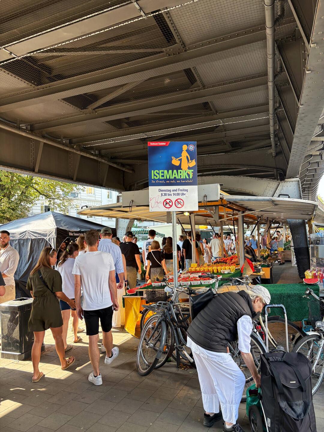 Der Markt liegt unter der Hochbahn