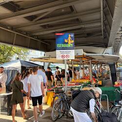 Der Markt liegt unter der Hochbahn